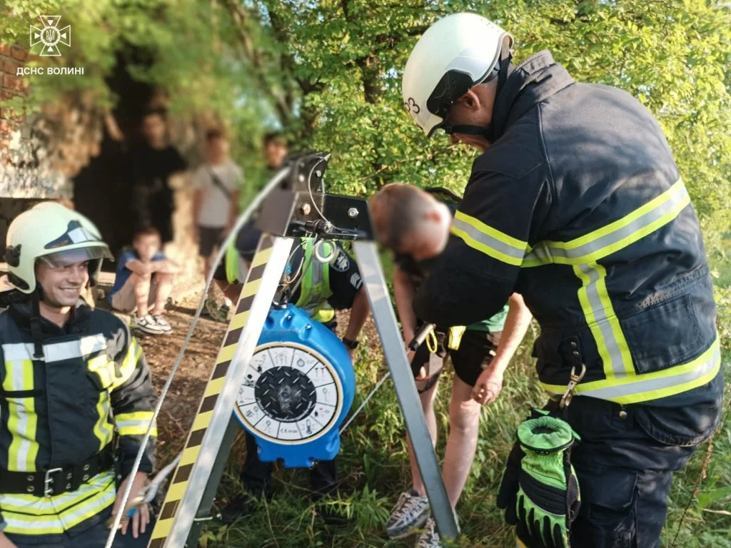 У Луцьку врятували підлітка, який впав у колекторний колодязь 4