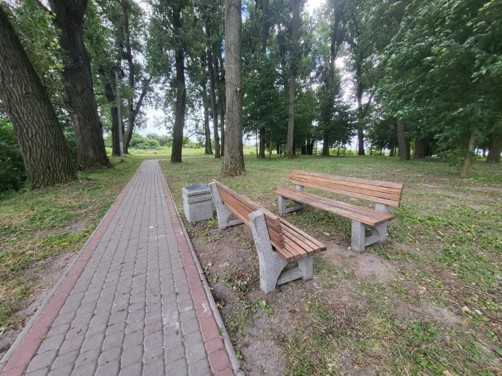 Парк «Княжий» у Володимирській громаді потерпає від вандалів: лавки зіпсовані 2