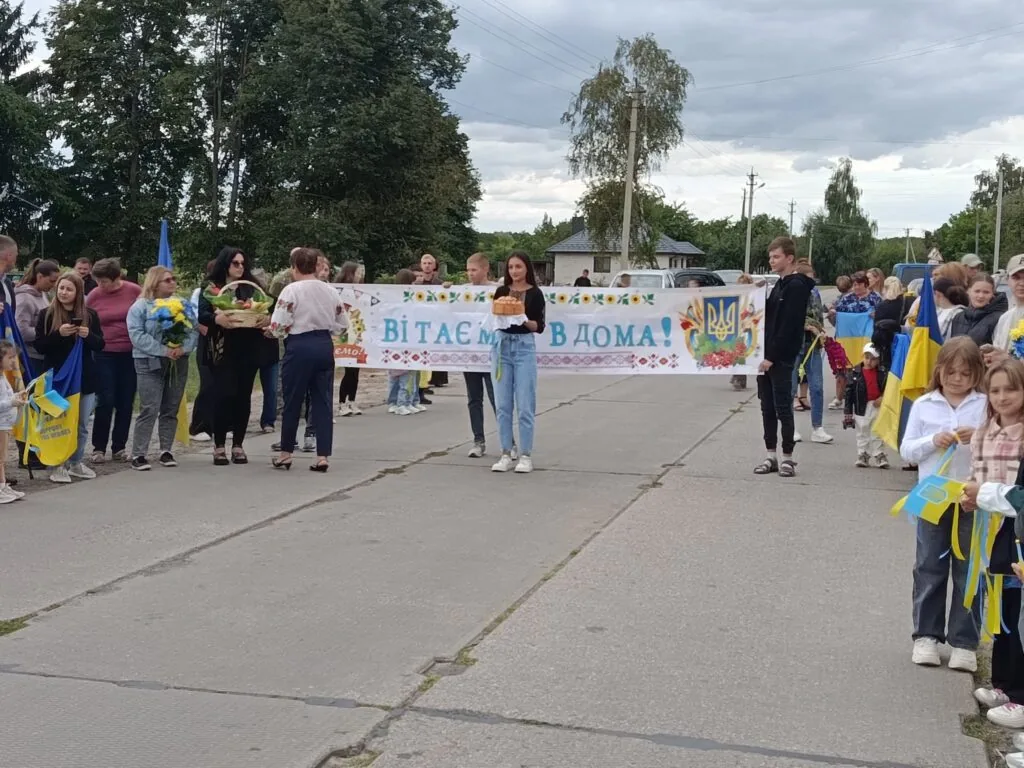 Оваднівська громада зустріла звільненого з полону Захисника Дениса Пшаву 3