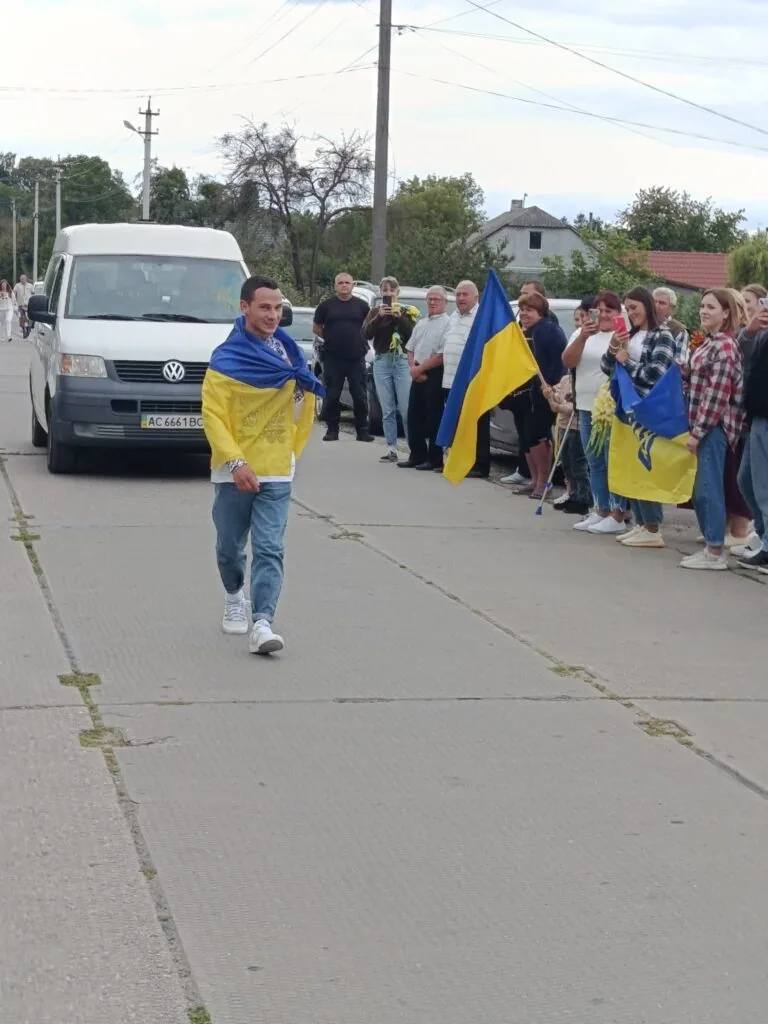Оваднівська громада зустріла звільненого з полону Захисника Дениса Пшаву 2