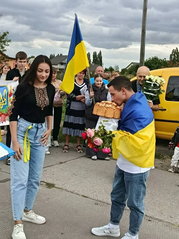 Оваднівська громада зустріла звільненого з полону Захисника Дениса Пшаву 4