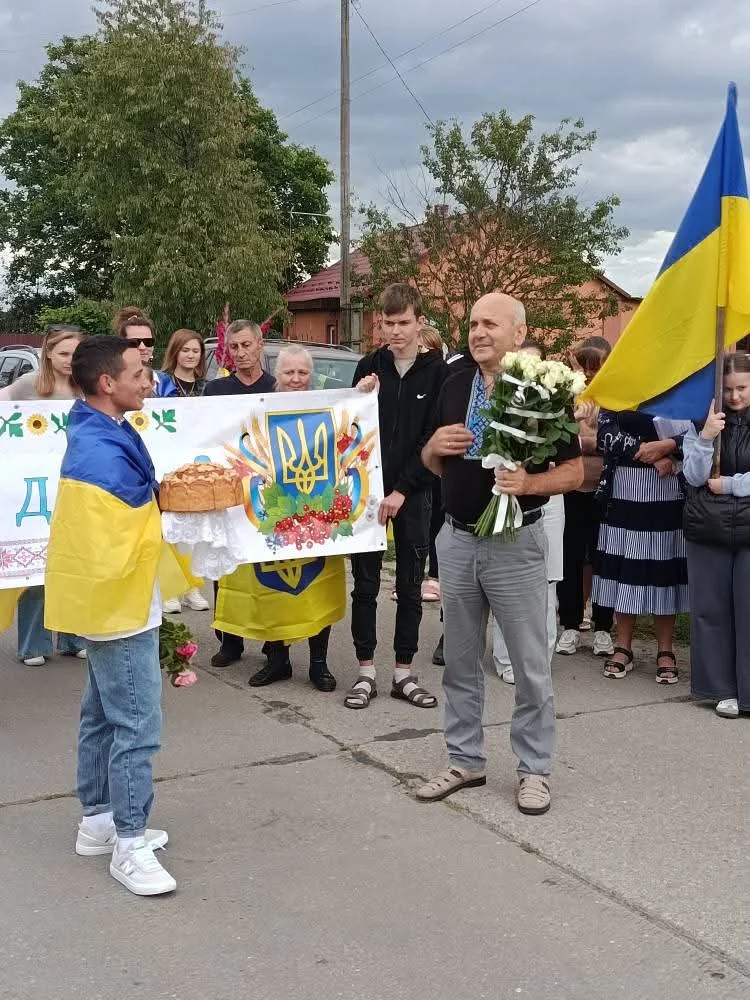 Оваднівська громада зустріла звільненого з полону Захисника Дениса Пшаву 5