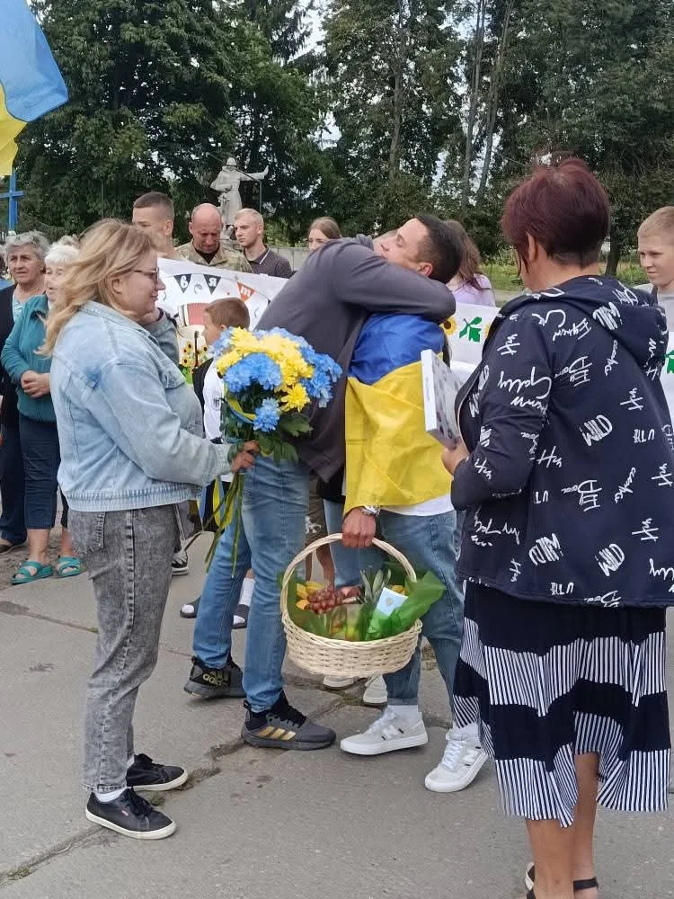 Оваднівська громада зустріла звільненого з полону Захисника Дениса Пшаву 6