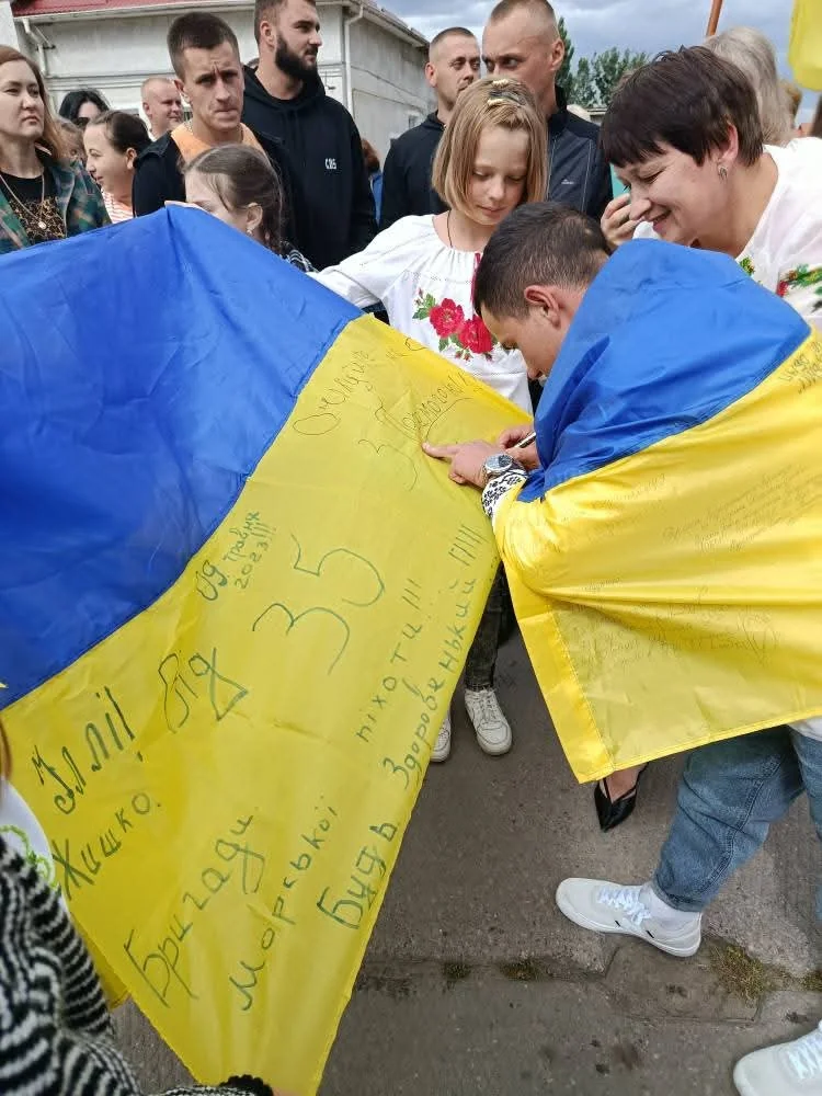 Оваднівська громада зустріла звільненого з полону Захисника Дениса Пшаву 8