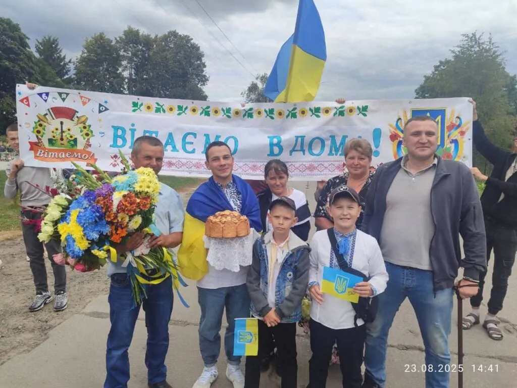 Оваднівська громада зустріла звільненого з полону Захисника Дениса Пшаву 7