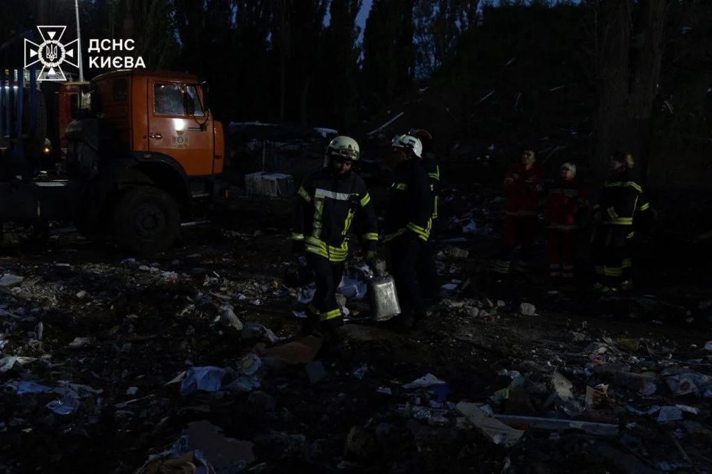 Рятувальники дістали з-під завалів будинку у Києві 10 тіл загиблих, серед яких дворічна дитина 6