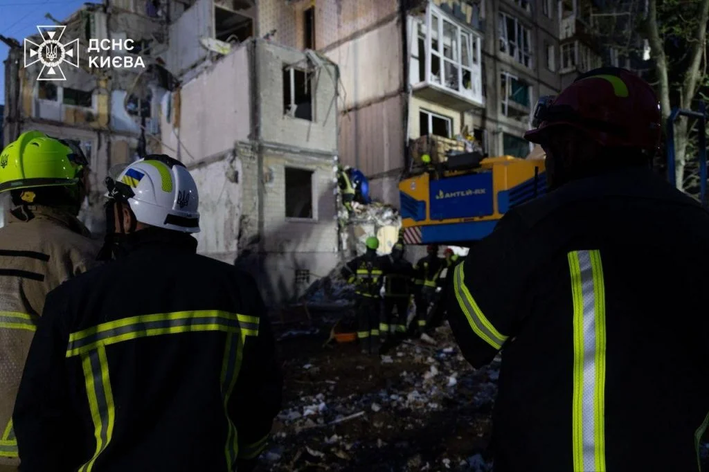 Рятувальники дістали з-під завалів будинку у Києві 10 тіл загиблих, серед яких дворічна дитина 4