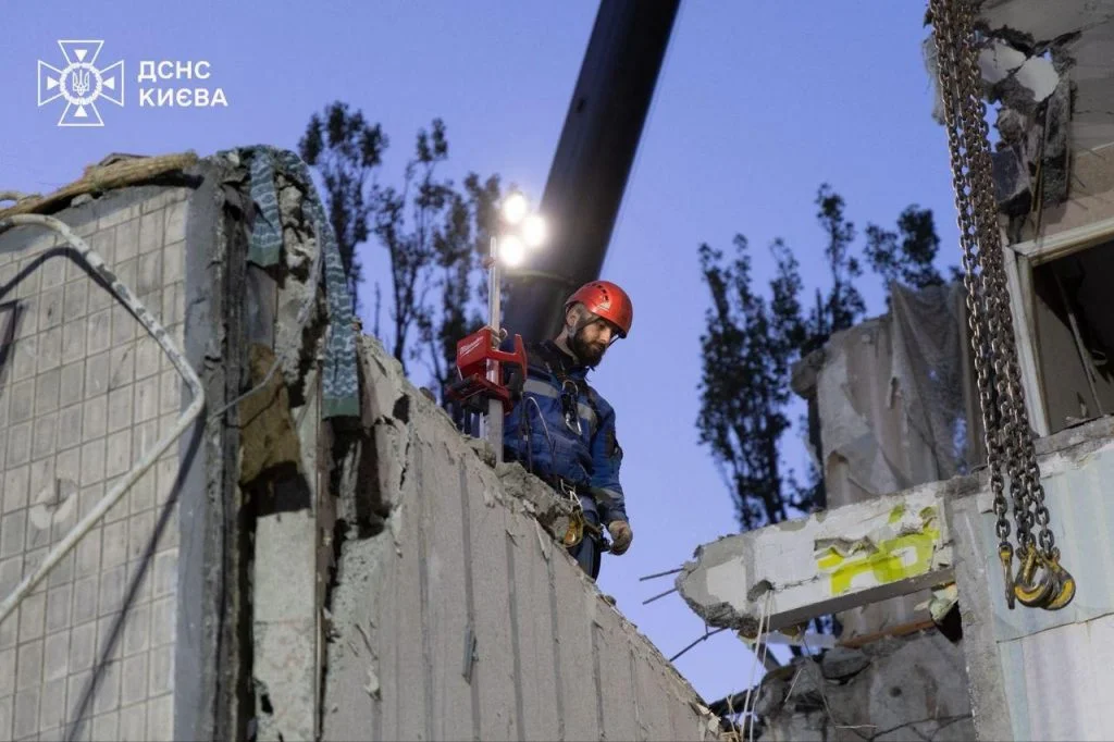 Рятувальники дістали з-під завалів будинку у Києві 10 тіл загиблих, серед яких дворічна дитина 7