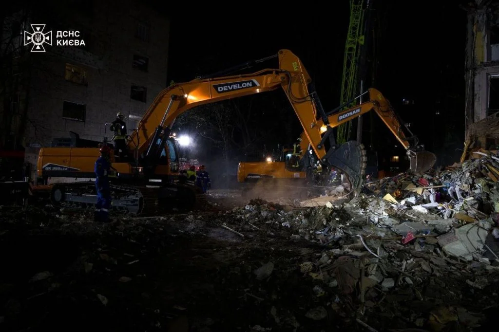 Рятувальники дістали з-під завалів будинку у Києві 10 тіл загиблих, серед яких дворічна дитина 5