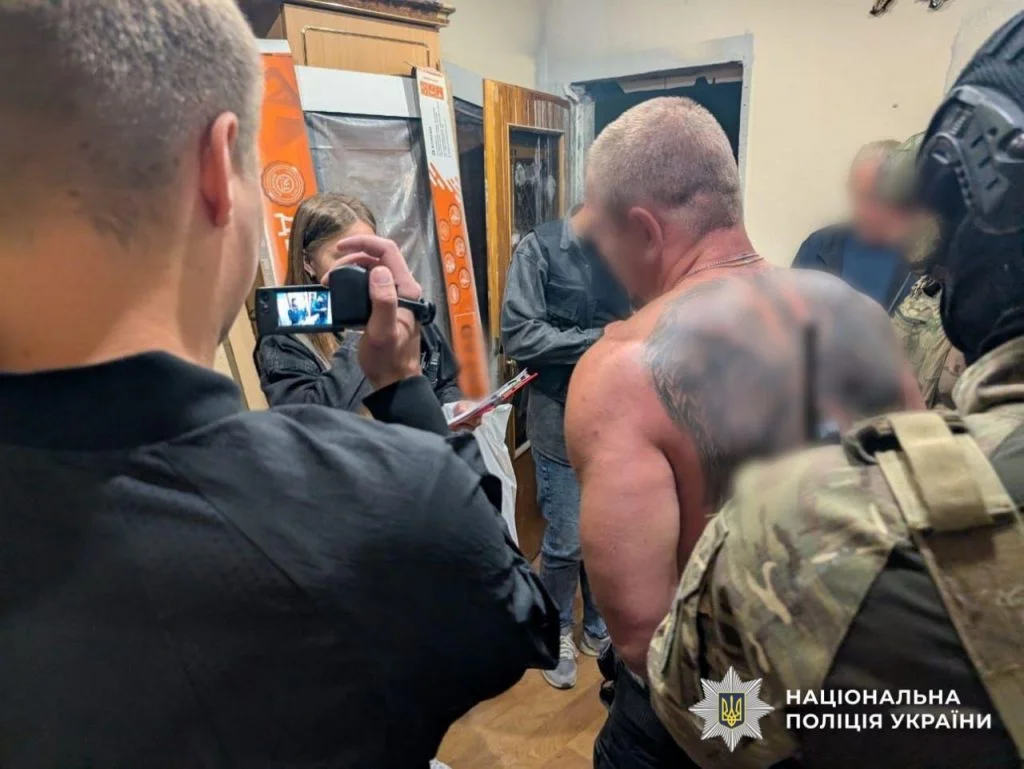 Масштабна спецоперація: поліція проводить 150 обшуків для перекриття каналів для «ухилянтів» 4