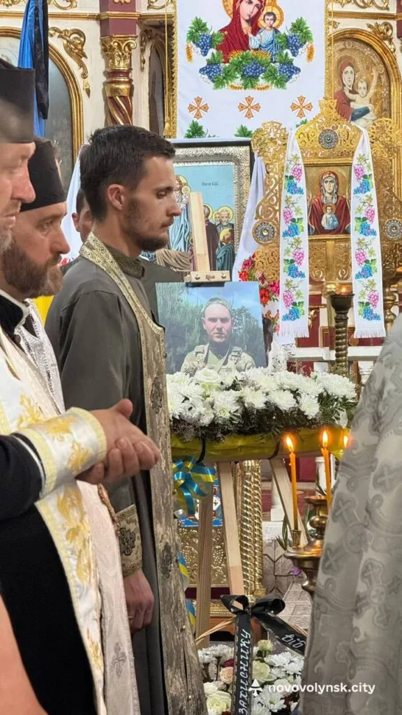 Нововолинська громада попрощалася з Героєм Олександром Герасимчуком 3