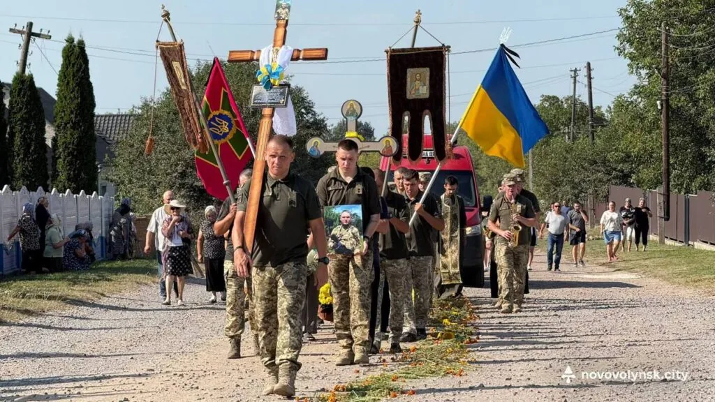 Нововолинська громада попрощалася з Героєм Олександром Герасимчуком 5