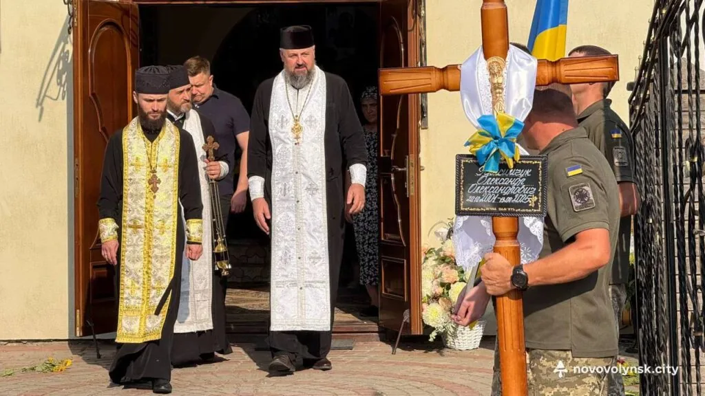 Нововолинська громада попрощалася з Героєм Олександром Герасимчуком 6