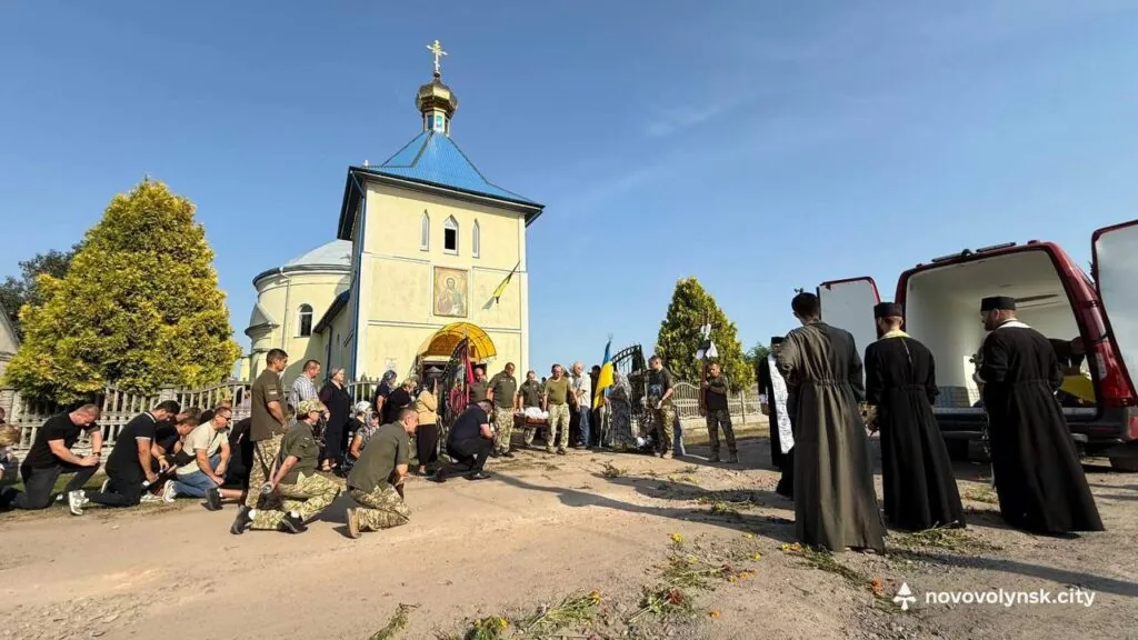 Нововолинська громада попрощалася з Героєм Олександром Герасимчуком 7