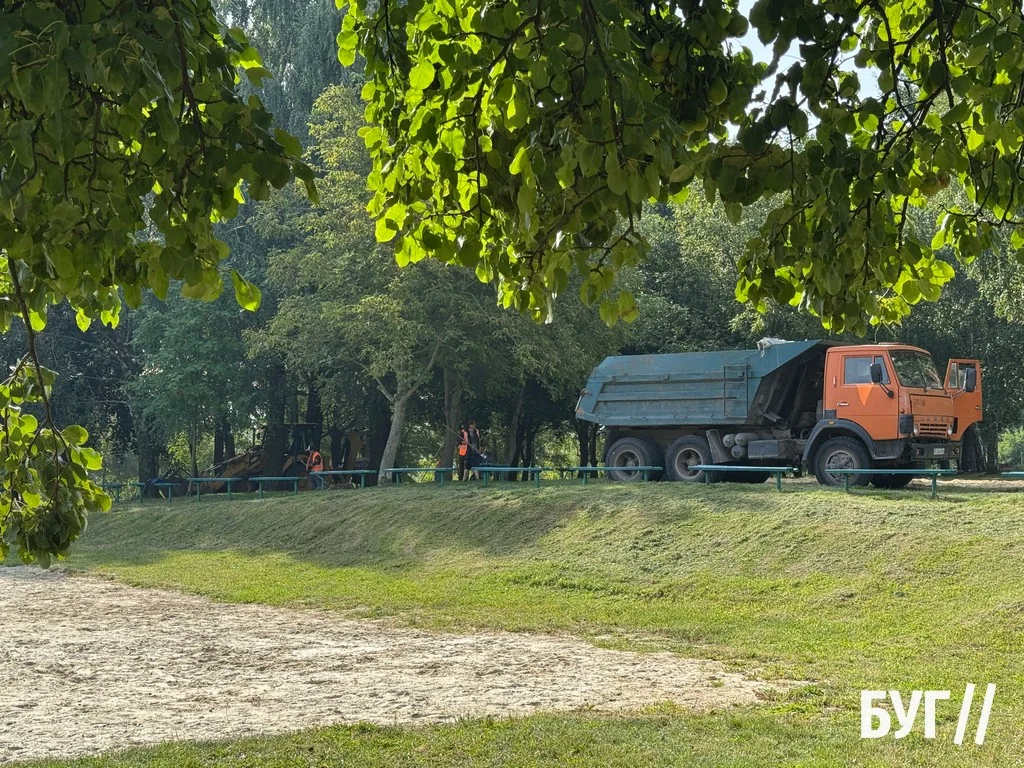 Фото дня: підготовка міського озера до Дня міста у Нововолинську 2