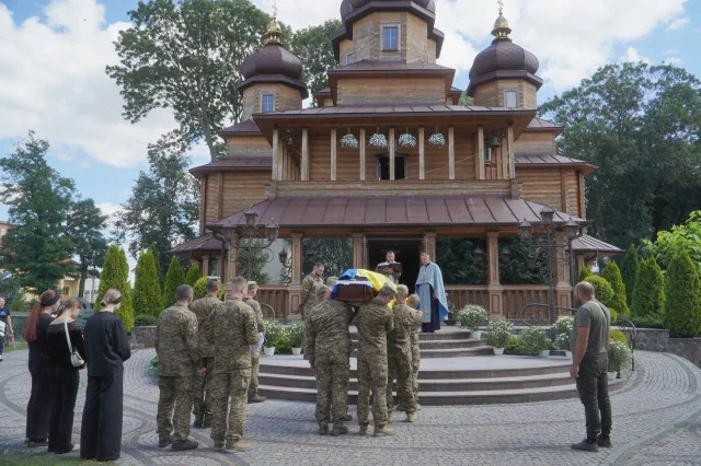У Володимирі провели в останню дорогу воїна Віталія Піщанського 1
