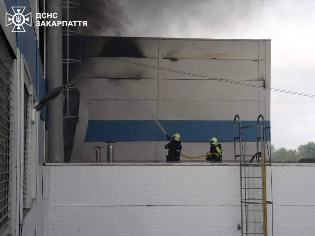 російська армія вдарила по території одного з підприємств у Мукачеві 2