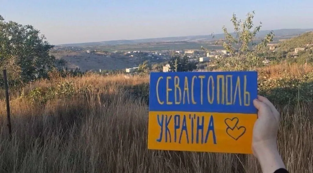 Активісти «Жовтої стрічки» прикрасили українськими прапорами окуповані міста 4