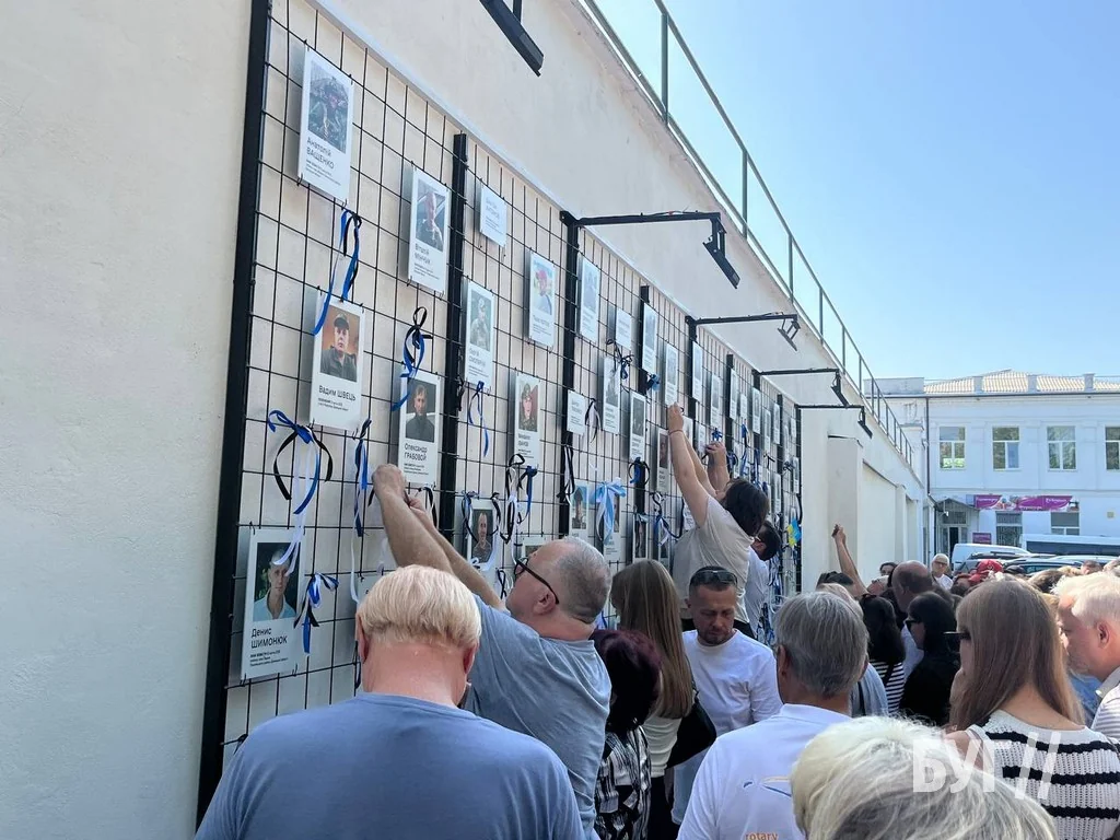 У Нововолинську відбувся автопробіг та мирна акція на підтримку Захисників 2