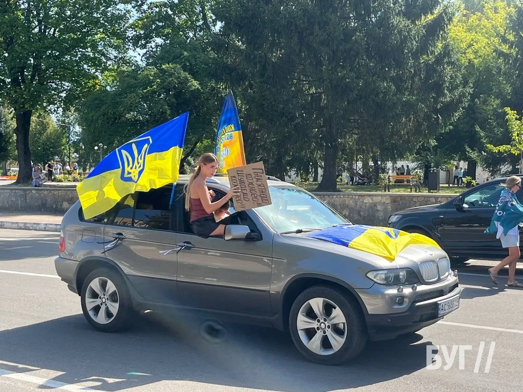 У Нововолинську відбувся автопробіг та мирна акція на підтримку Захисників 5