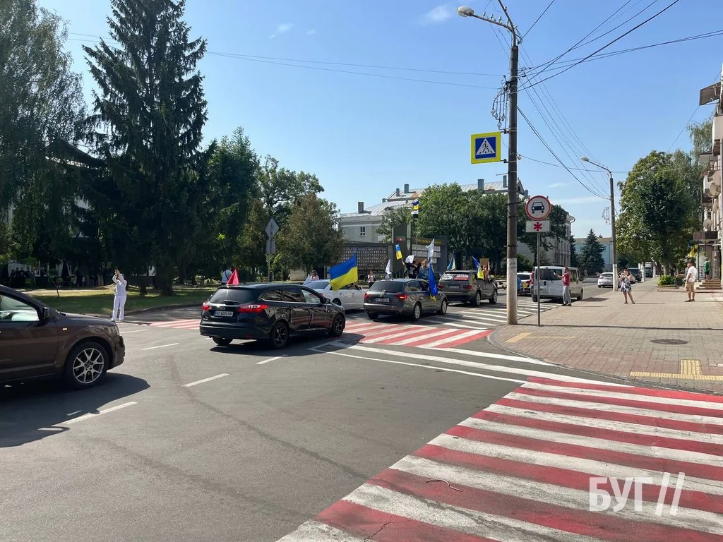 У Нововолинську відбувся автопробіг та мирна акція на підтримку Захисників 6