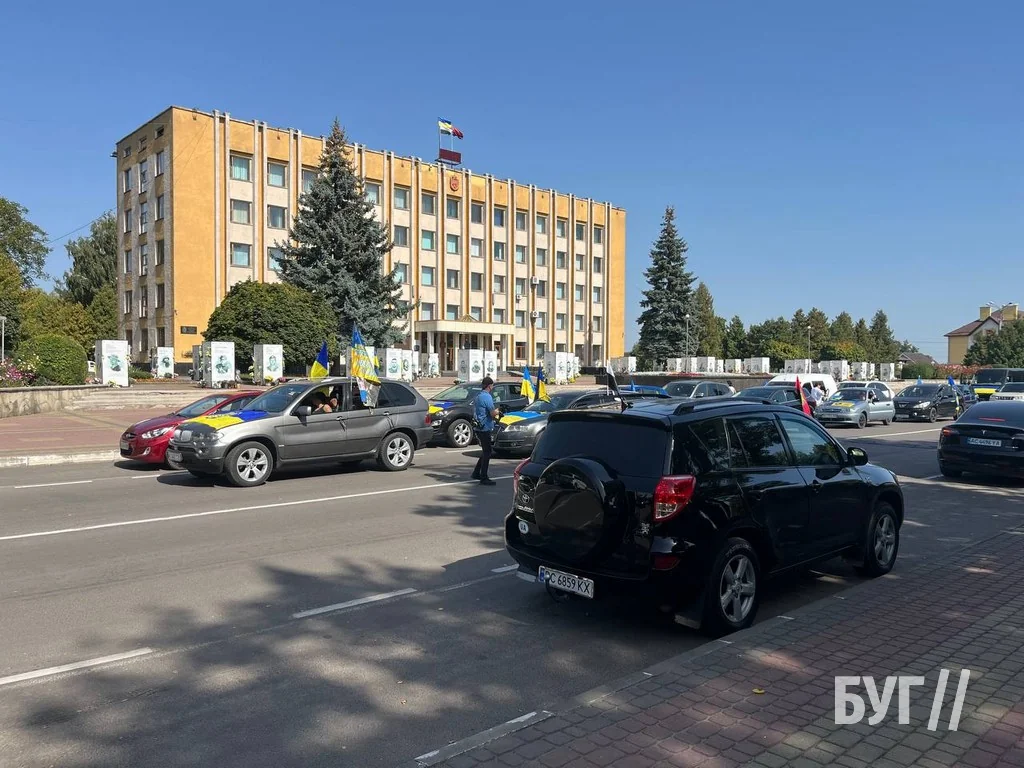 У Нововолинську відбувся автопробіг та мирна акція на підтримку Захисників 3