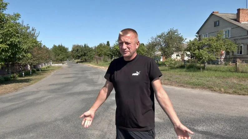 «50 метрів не можна було проїхати»: у селищі на Волині люди самотужки латають дорогу 2