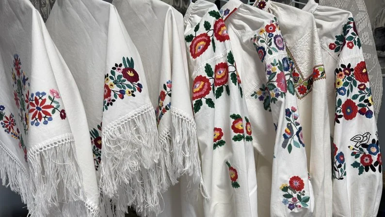 «Хотілося б, щоб молодь вивчала родинну вишивку»: волинянка відтворила сорочку своєї бабусі 3