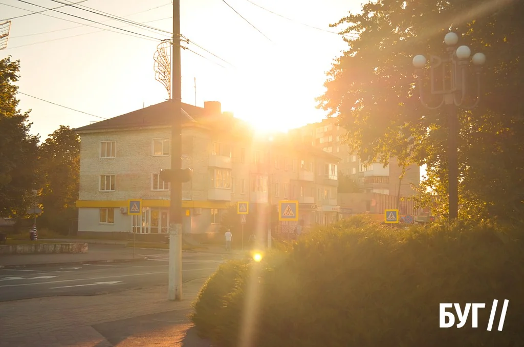 Місто буденне: осіннє сонце Нововолинська, котики й листя на тротуарах 6
