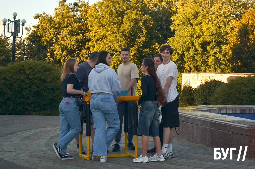 Місто буденне: осіннє сонце Нововолинська, котики й листя на тротуарах 7