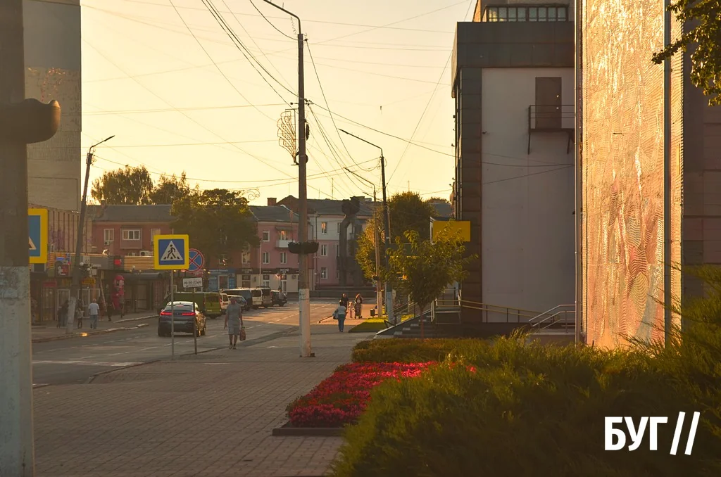 Місто буденне: осіннє сонце Нововолинська, котики й листя на тротуарах 8