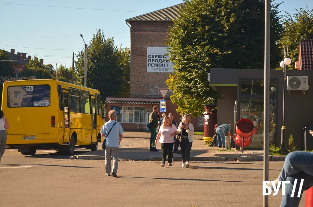 Місто буденне: осіннє сонце Нововолинська, котики й листя на тротуарах 13