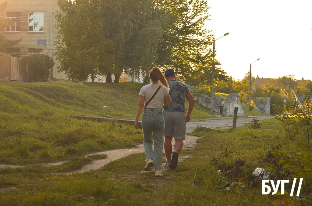 Місто буденне: осіннє сонце Нововолинська, котики й листя на тротуарах 10