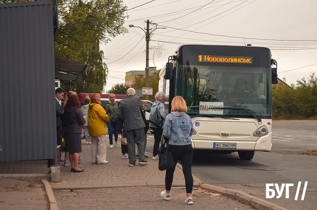Місто буденне: осіннє сонце Нововолинська, котики й листя на тротуарах 9