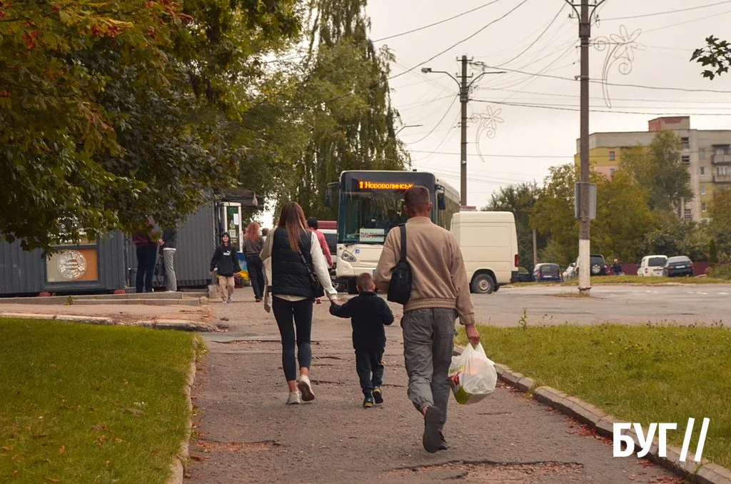 Місто буденне: осіннє сонце Нововолинська, котики й листя на тротуарах 12