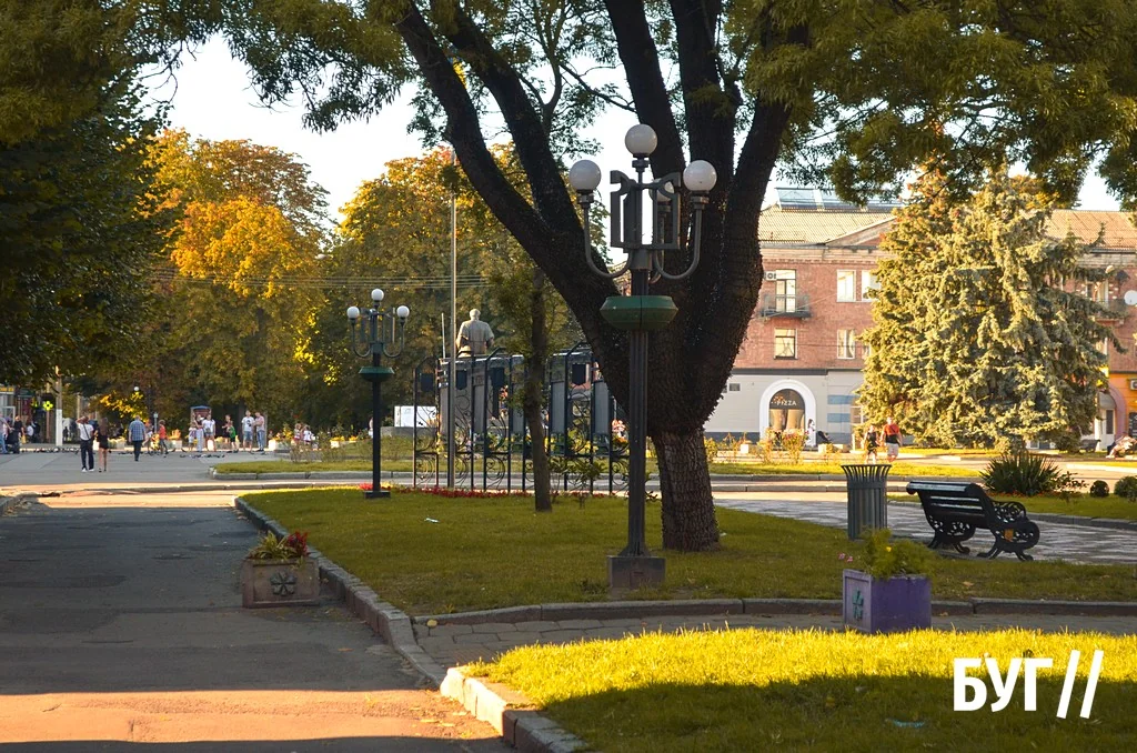 Місто буденне: осіннє сонце Нововолинська, котики й листя на тротуарах 3