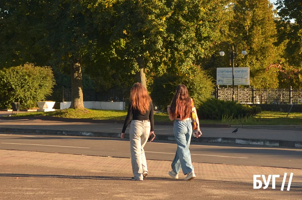 Місто буденне: осіннє сонце Нововолинська, котики й листя на тротуарах 5