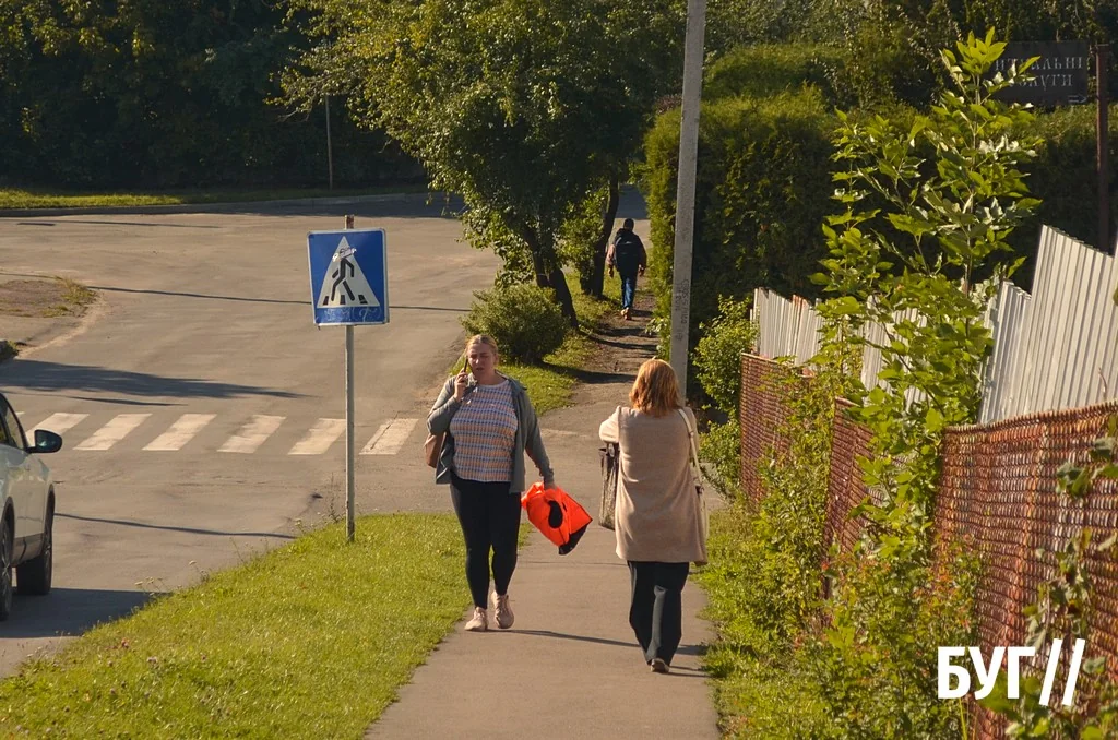 Місто буденне: осіннє сонце Нововолинська, котики й листя на тротуарах 18