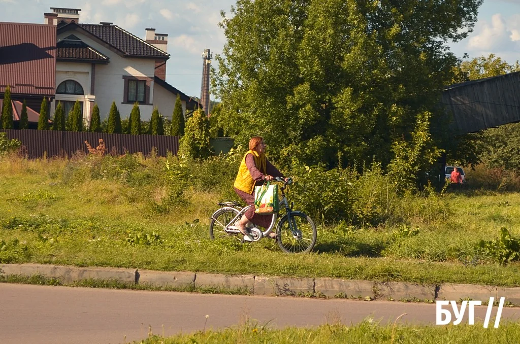 Місто буденне: осіннє сонце Нововолинська, котики й листя на тротуарах 17