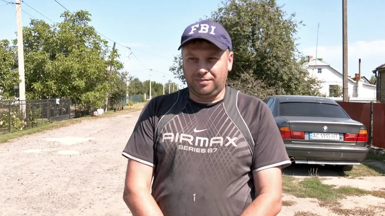 «50 метрів не можна було проїхати»: у селищі на Волині люди самотужки латають дорогу 4