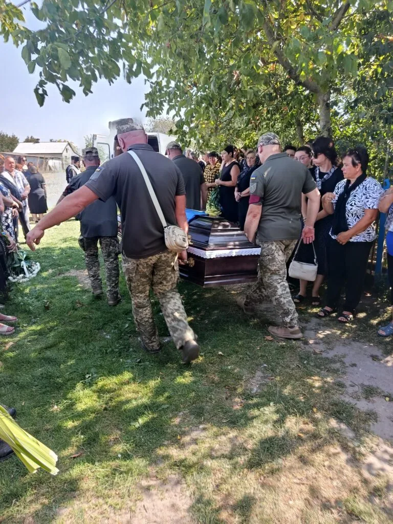 Півтора року вважався зниклим безвісти: Оваднівська громада порощалася з полеглим Героєм Миколою Пеприкою 4