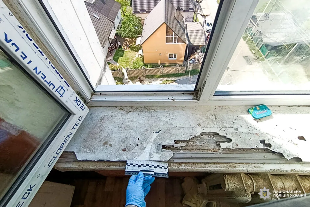 На Рівненщині 3-річна дитина випала з вікна шостого поверху будинку 2