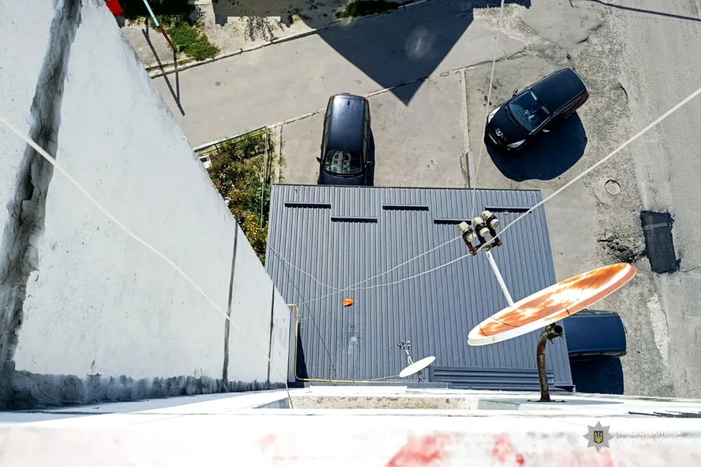 На Рівненщині 3-річна дитина випала з вікна шостого поверху будинку 3