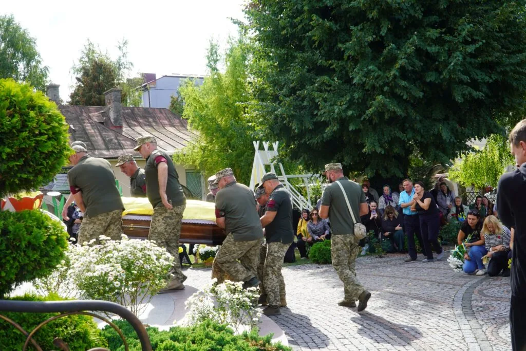 Володимирська громада провела в останню дорогу загиблого Героя Віктора Барщевського 7