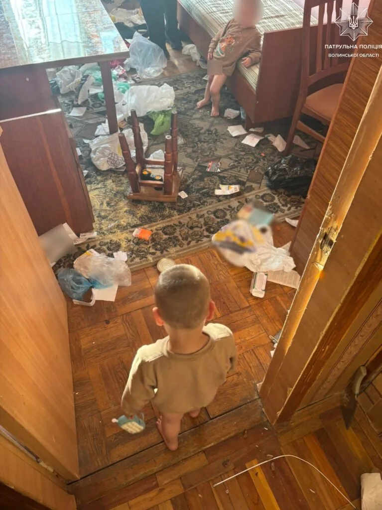 На Волині патрульні врятували дітей із зачиненої квартири 1