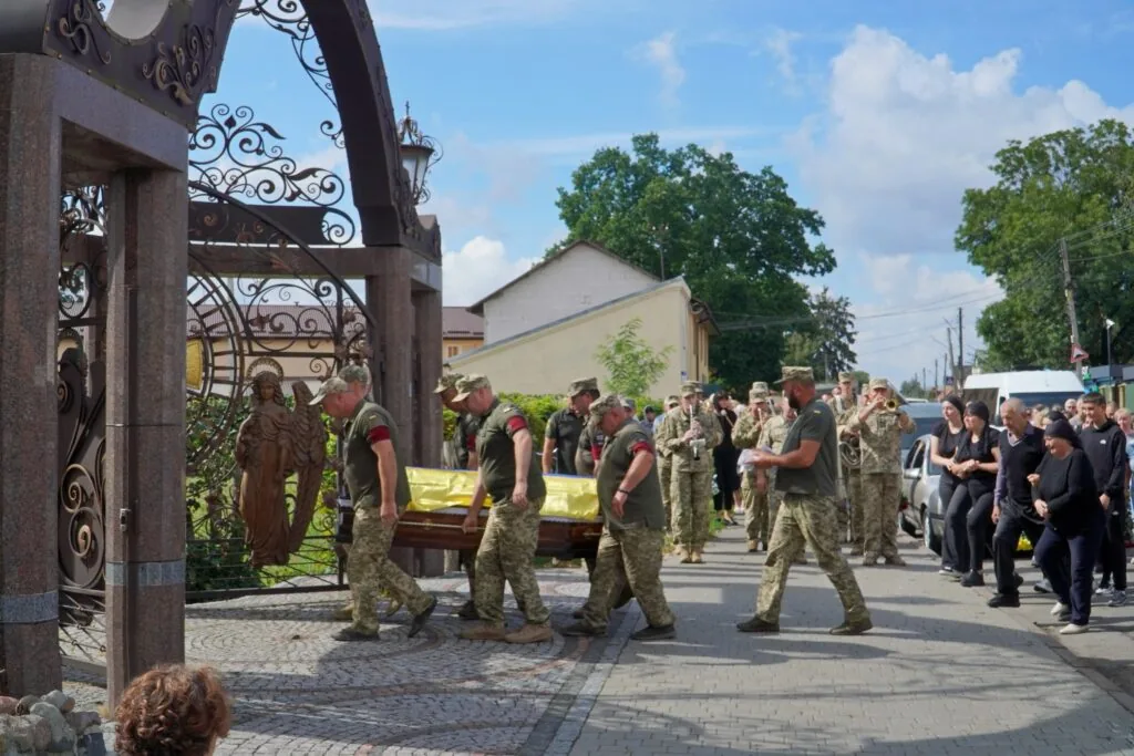 Володимирська громада провела в останню дорогу загиблого Героя Віктора Барщевського 11