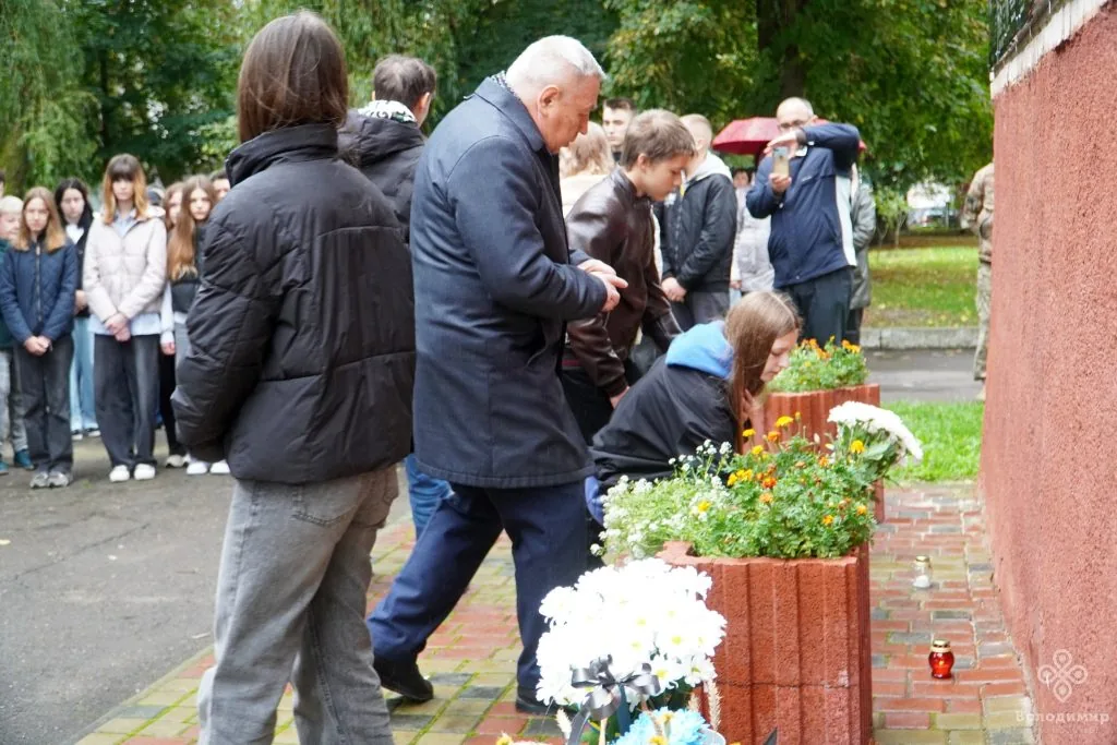 У гімназії Володимира відкрили меморіальні дошки на честь полеглих Героїв 3