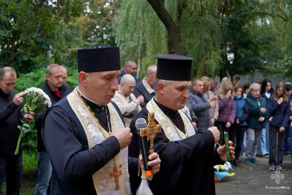 У гімназії Володимира відкрили меморіальні дошки на честь полеглих Героїв 11