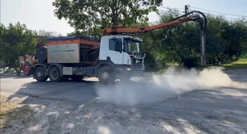 «50 метрів не можна було проїхати»: у селищі на Волині люди самотужки латають дорогу 3