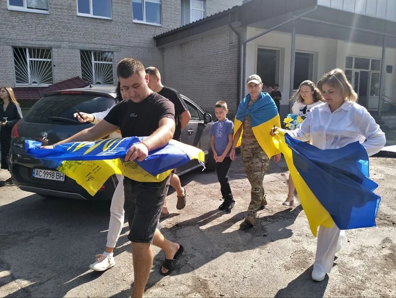 У Луцьку зустріли звільненого з полону 48-річного бойового медика Олександра Риверу 2